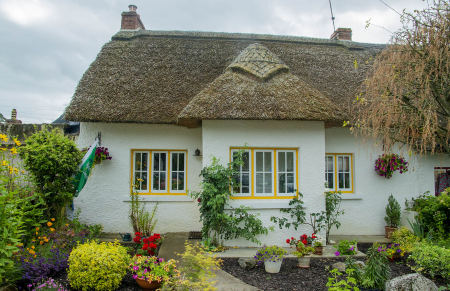 IRL3811 Traditional Thatched Roof Cottage in the Village of Tralee